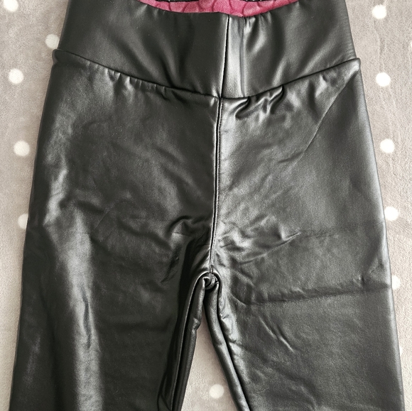 Stretch vegan leather leggings with fur on inside size xs-s - Picture 2 of 3
